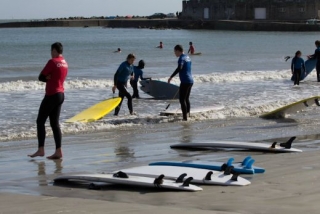 冲浪学校的良好氛围 